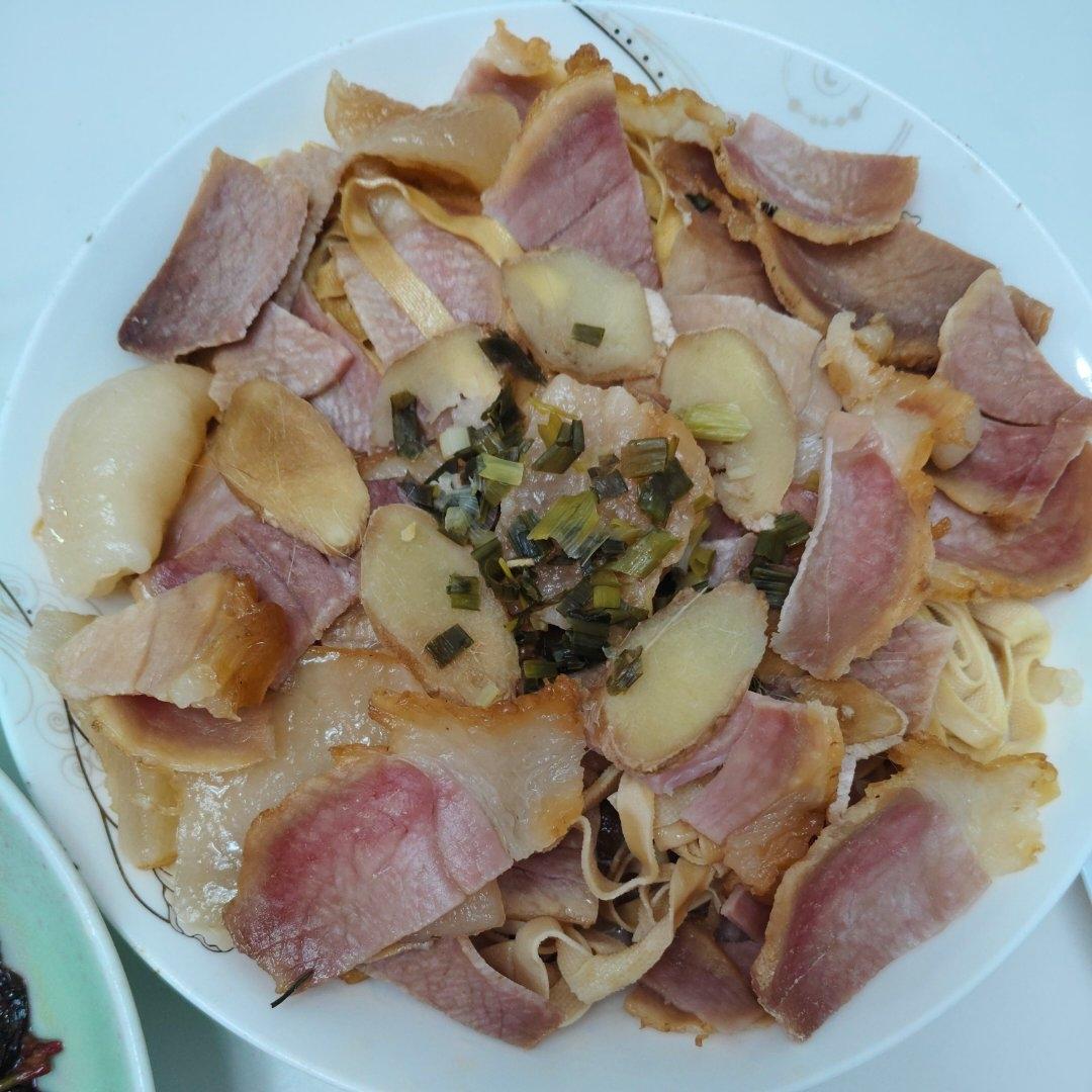 蒸出来的美味～快手家常菜～妈妈腌的咸肉蒸百叶，在加一点白菜，荤素搭配，营养又美味！