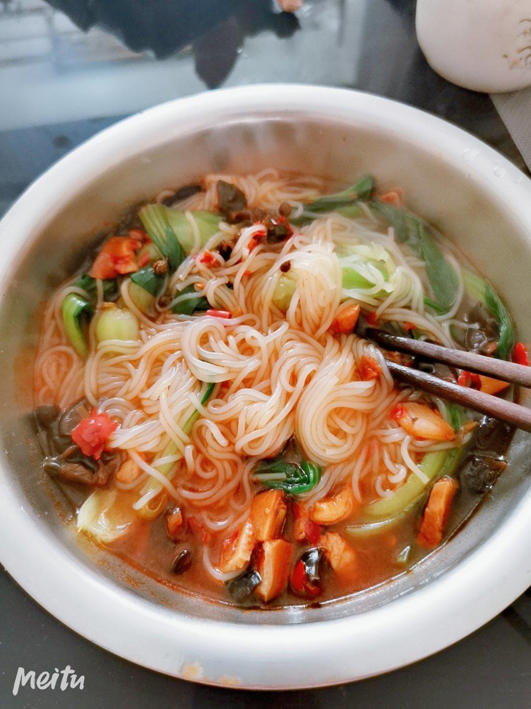香菇鸡丁米线