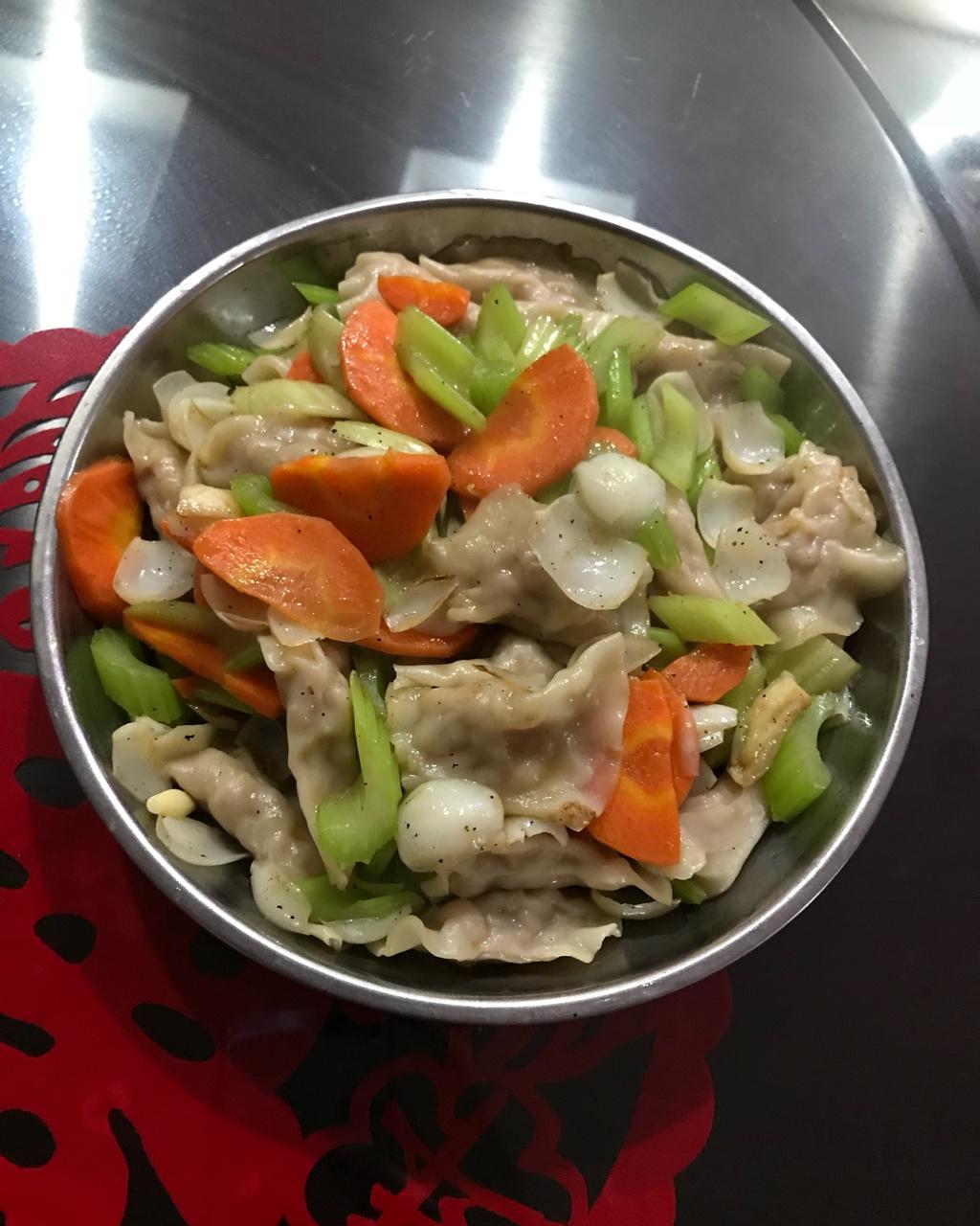 西芹鲜百合炒紫坭鱼皮饺