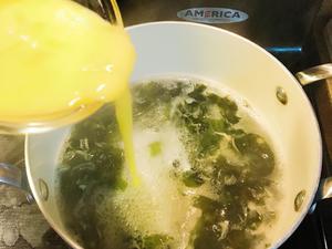 海带芽蛋花汤的做法 步骤3