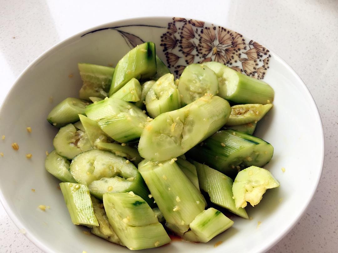 不放醋的凉拌黄瓜（附拍黄瓜窍门）