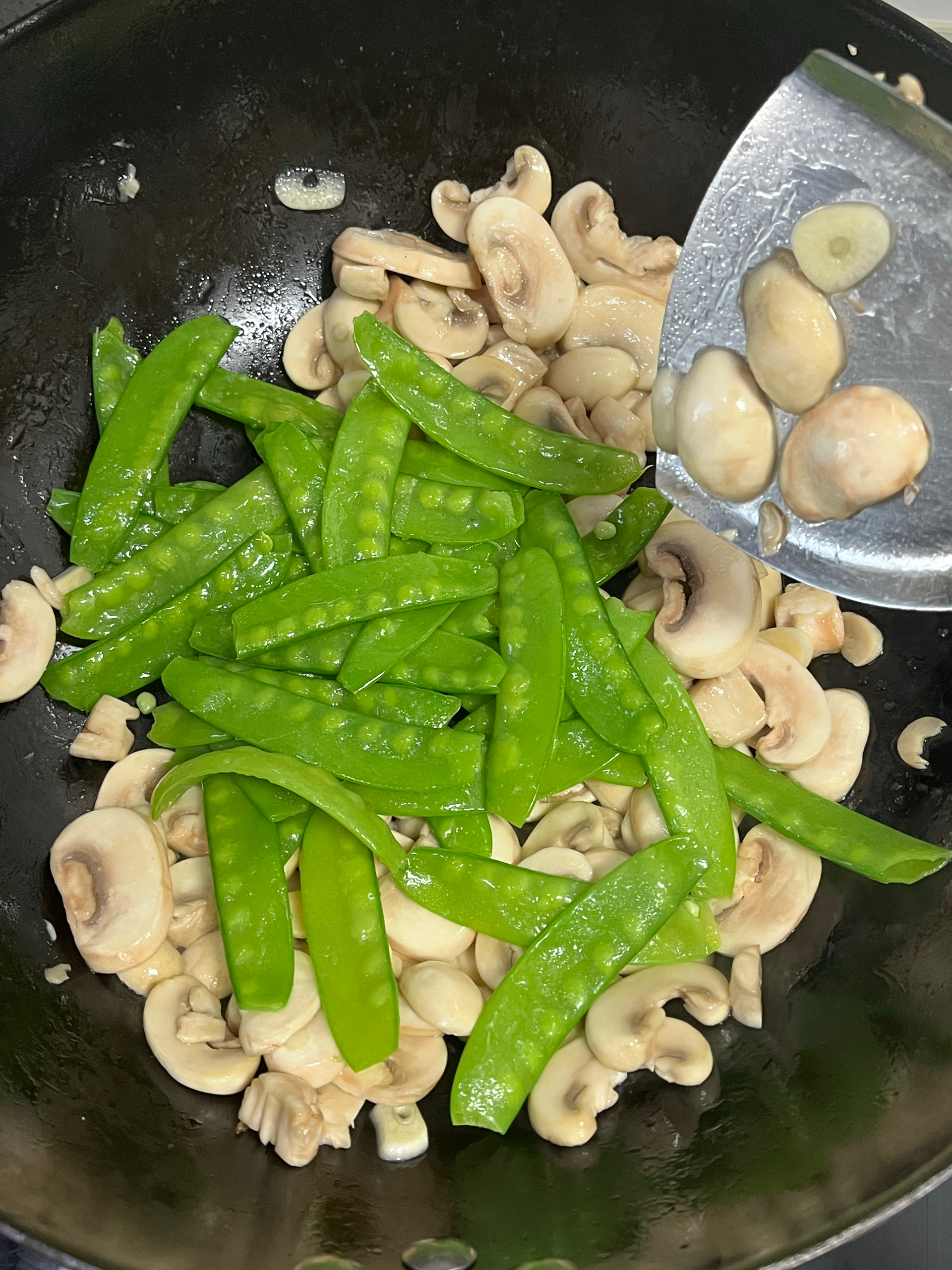 荷兰豆炒口蘑的做法 步骤4