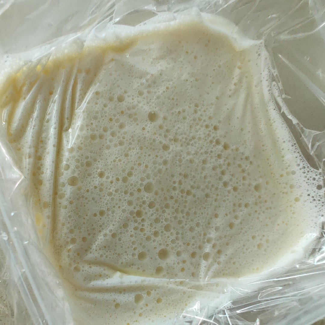 牛奶和黄油自制淡奶油（乳脂含量35.5%)