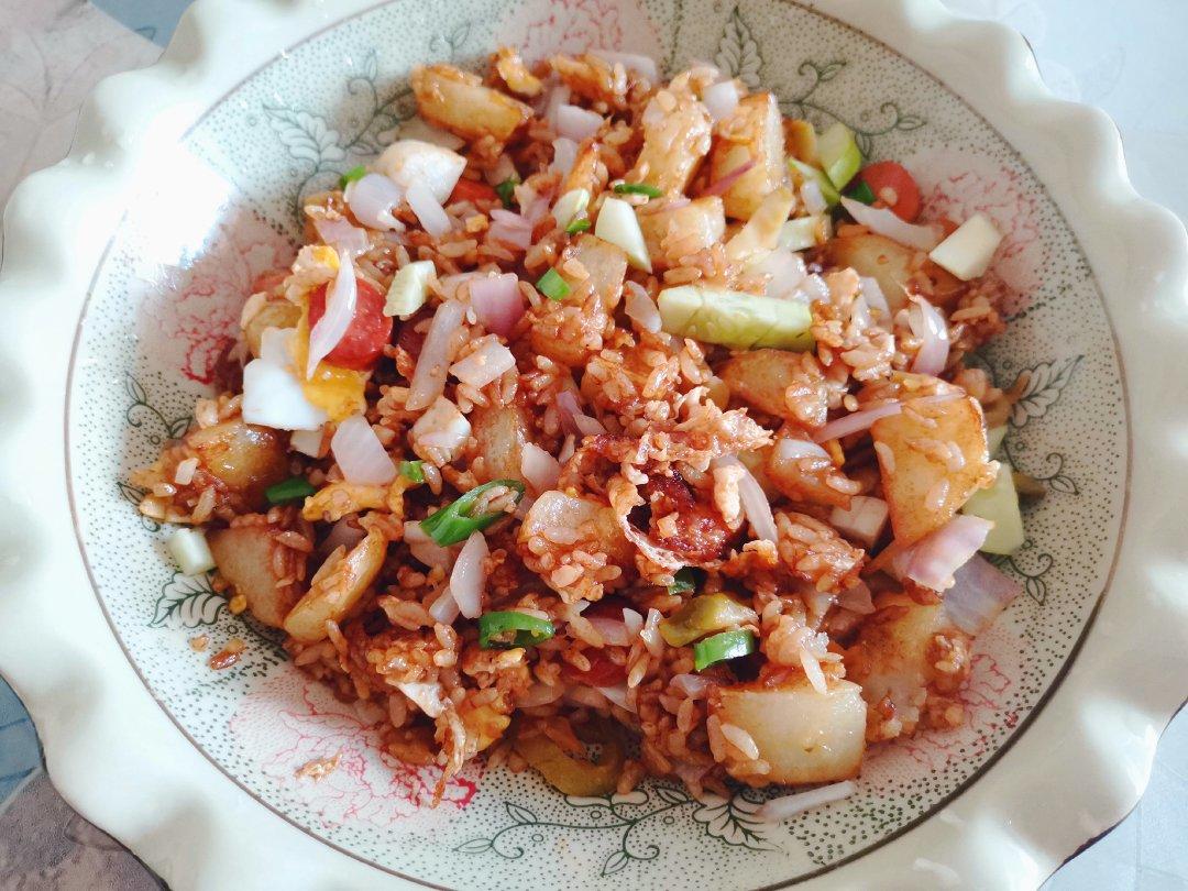 邻居抢着来我家吃土豆香肠炒饭，原来这么香！