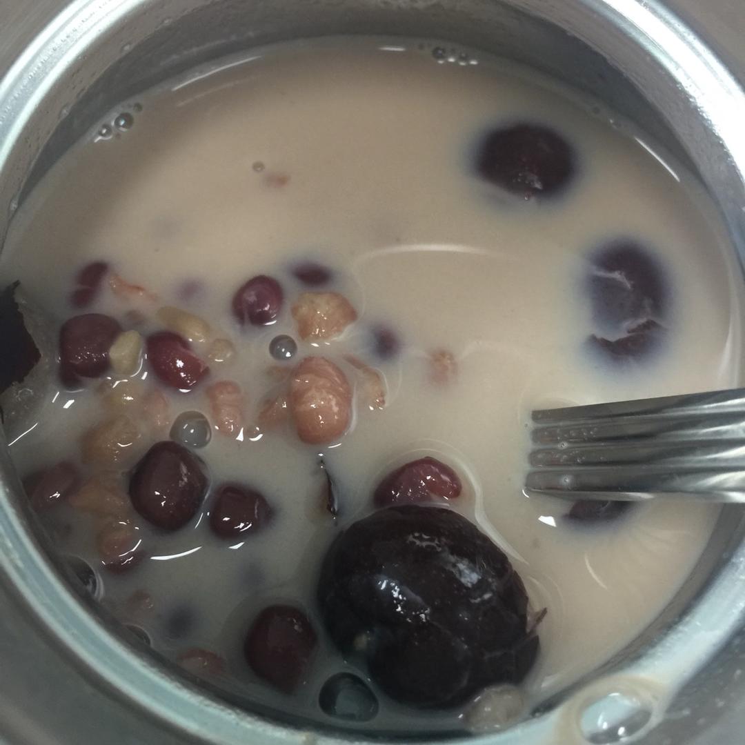 红枣红豆薏仁牛奶粥