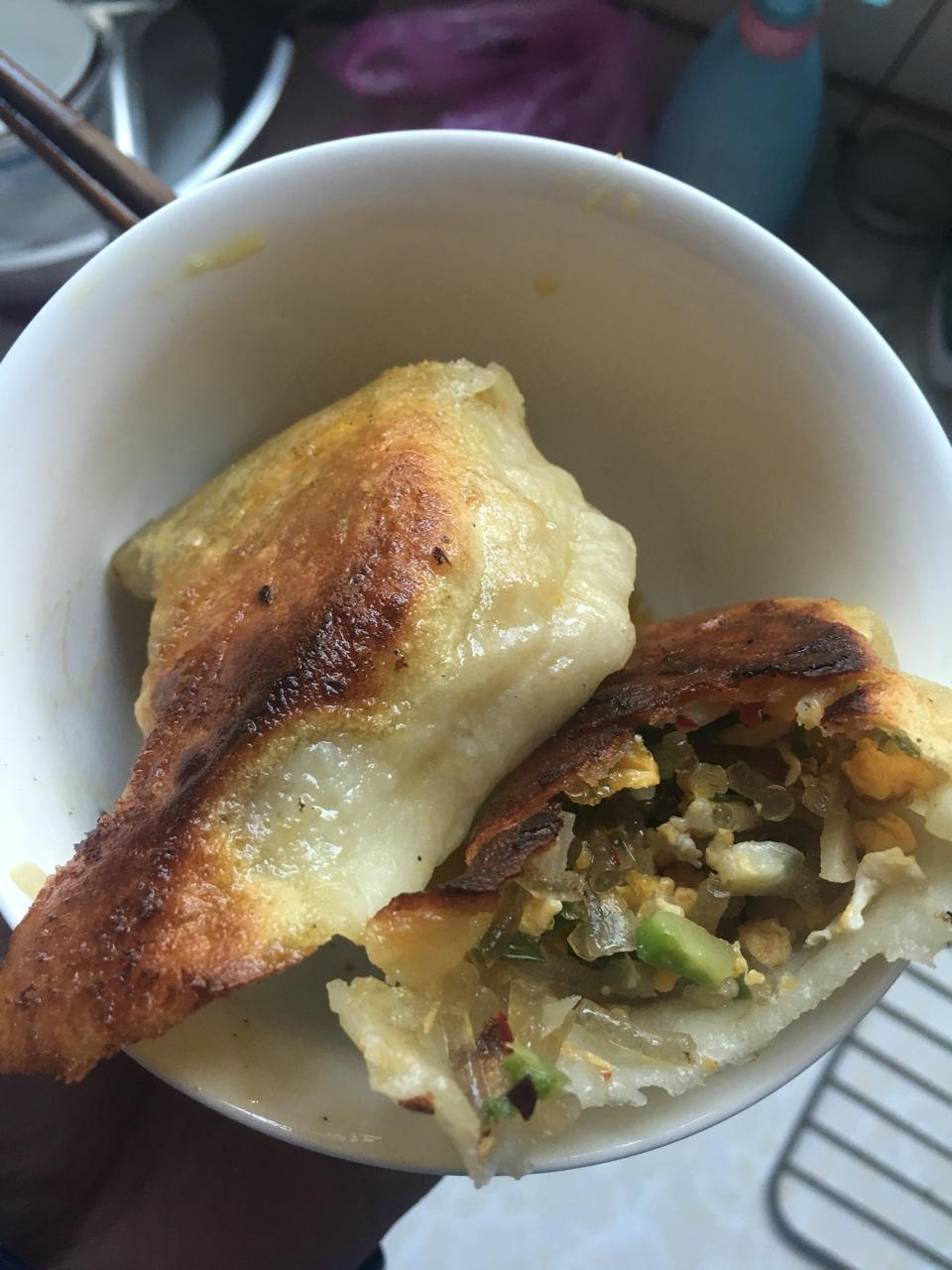 鸡蛋粉条锅贴的做法