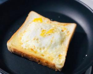 【创意早餐】会爆浆的芝心火腿蛋吐司的做法 步骤7