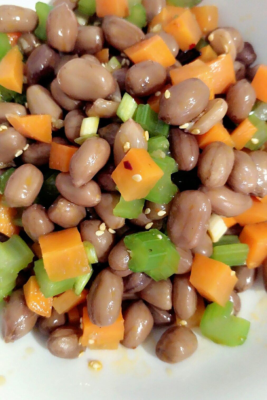 凉拌芹菜花生米胡萝卜