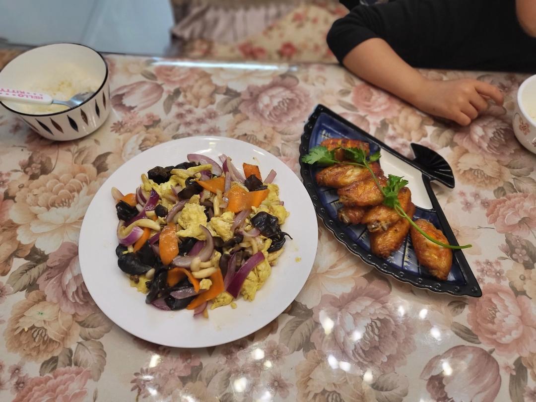 素菜：鸡蛋炒白玉菇木耳