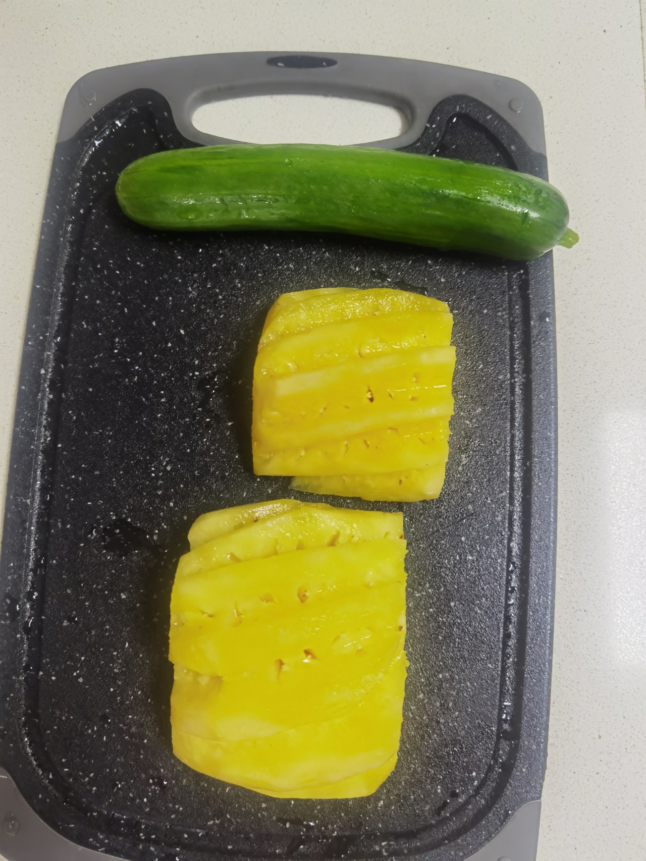 清爽解腻的小吃--菠萝拌黄瓜的做法 步骤1