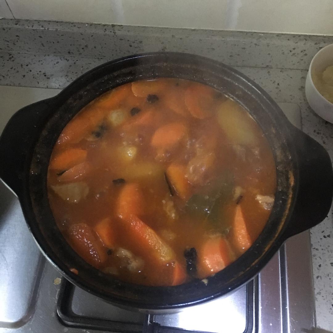 番茄土豆胡萝卜牛腩（牛肉鲜嫩的独家秘诀）