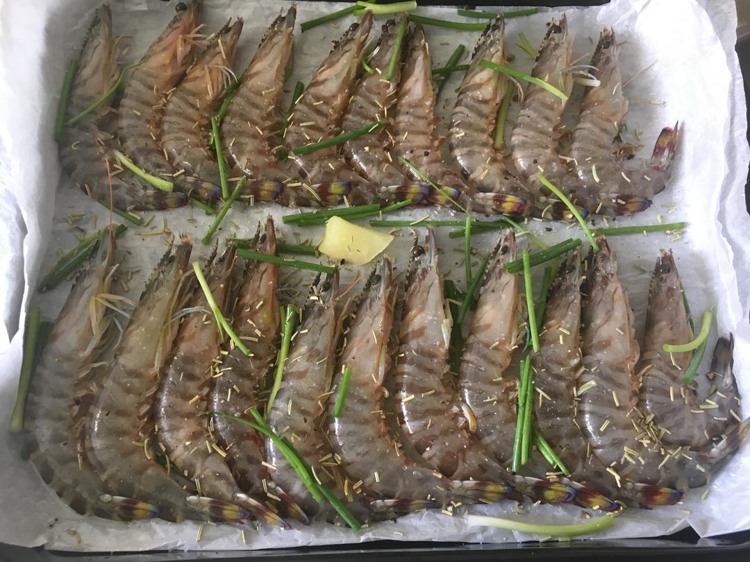 迷迭香盐烤斑节虾的做法 步骤1