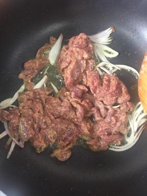 胡萝卜青椒炒牛肉的做法 步骤3