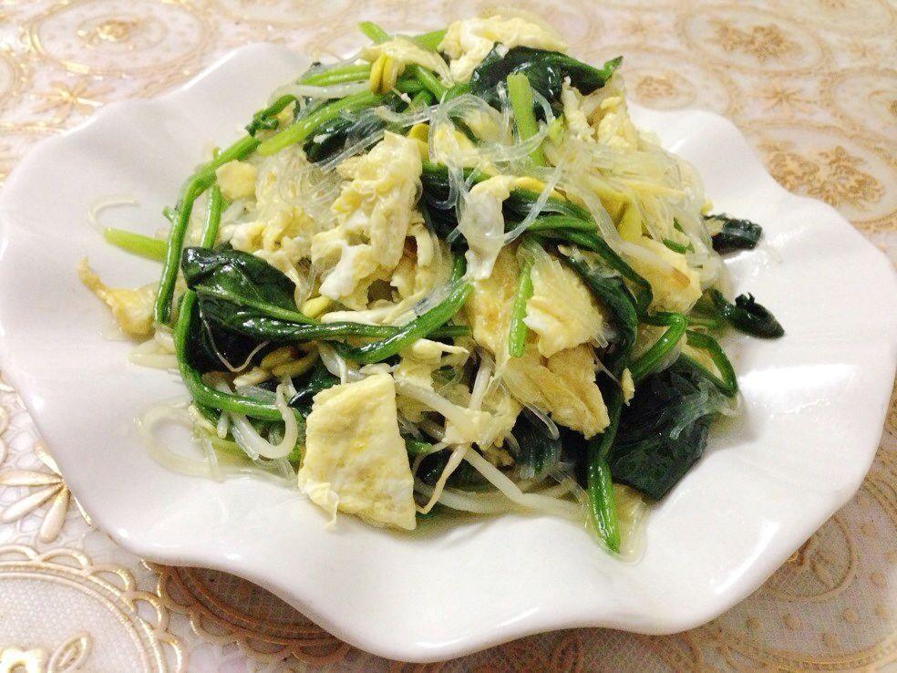 菠菜豆芽粉丝炒鸡蛋的做法