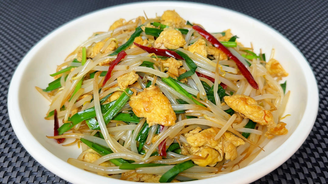 好吃不过家常菜，你一定要试试这道豆芽韭菜炒鸡蛋，太下饭了的做法