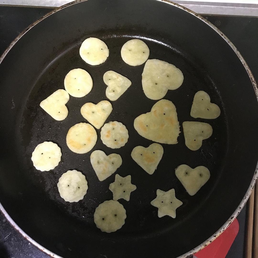 【快手辅食】茄酱土豆纽扣饼（8m+）