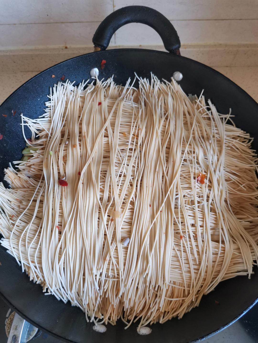 教你如何用干面条也也能制作出柔软劲道的猪肉豆芽焖面条