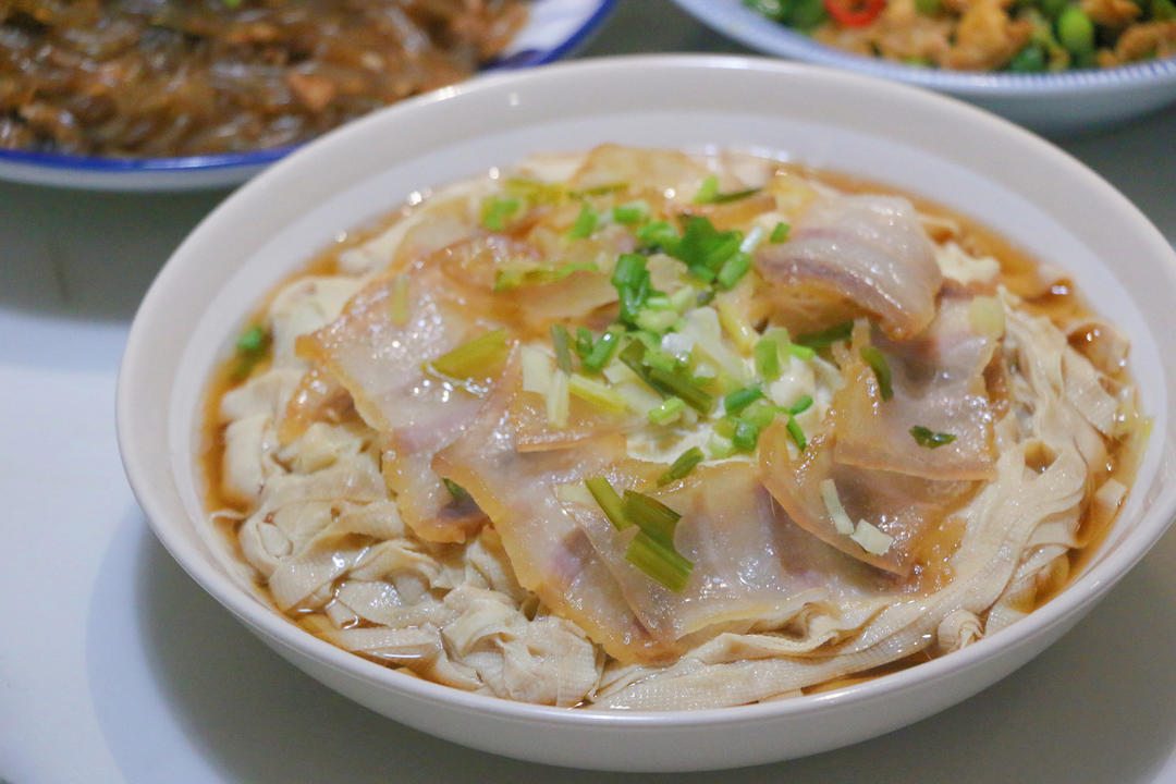 蒸出来的美味～快手家常菜～妈妈腌的咸肉蒸百叶，在加一点白菜，荤素搭配，营养又美味！