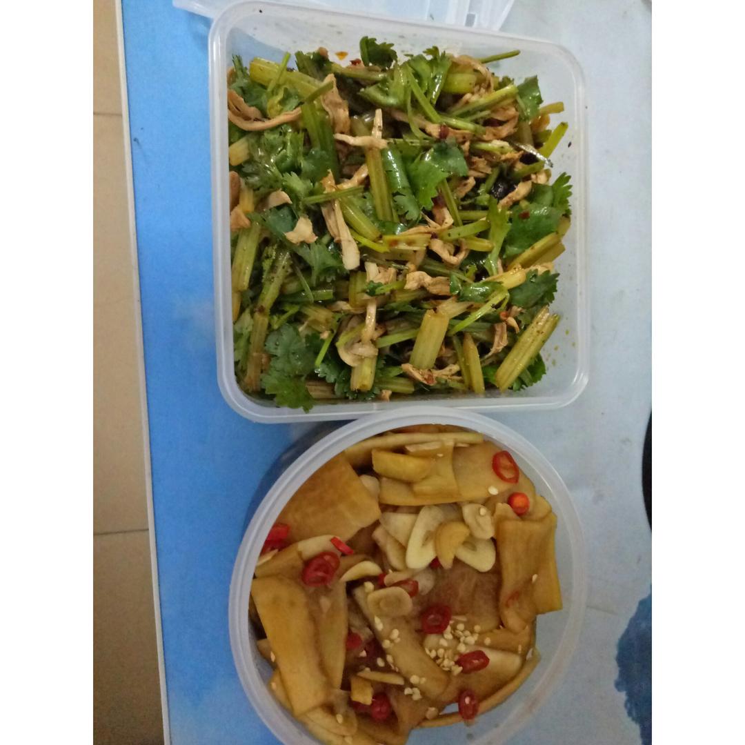 香芹凉拌手撕鸡胸肉 低卡减肥方便快捷~