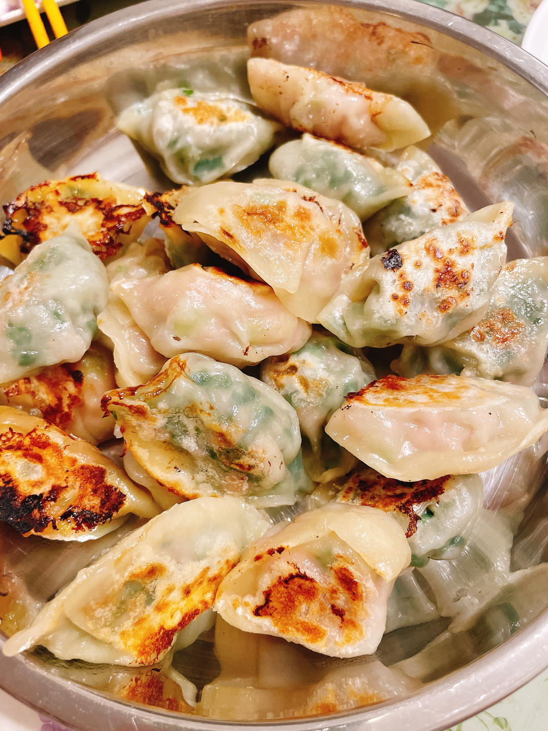 早餐很诱人!快手电饼铛版煎饺，冷冻饺子也可以的