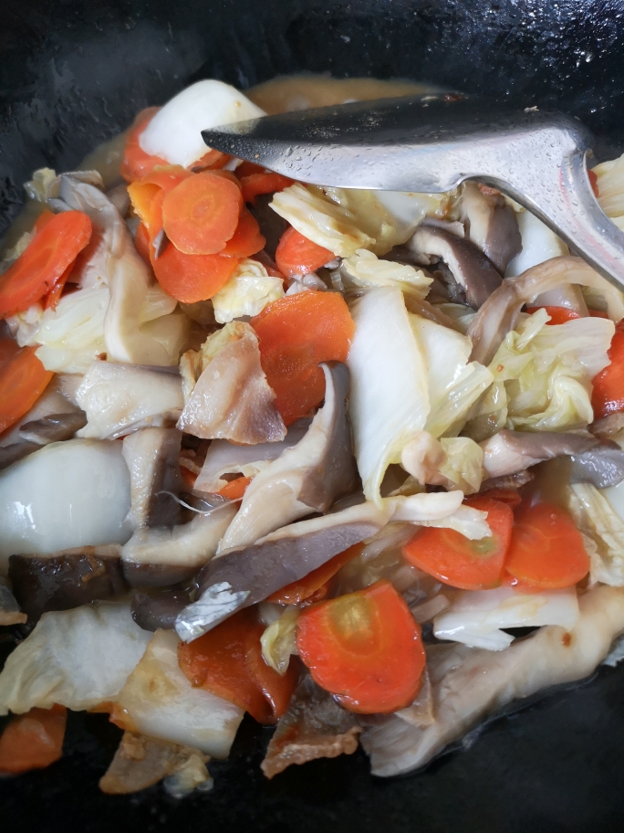 东北家常菜：白菜炖平菇的做法 步骤1