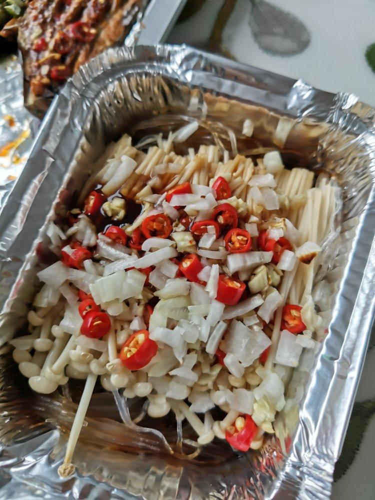 锡纸金针菇-在家用烤箱就能做的烧烤，烧烤店必点菜品之一！超鲜！