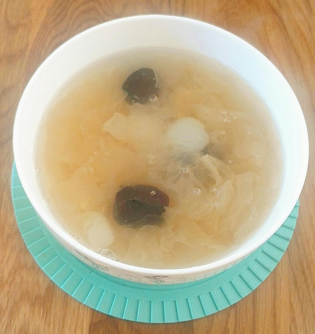 银耳红枣莲子羹Tremella jujube lotus nuts sweet soup