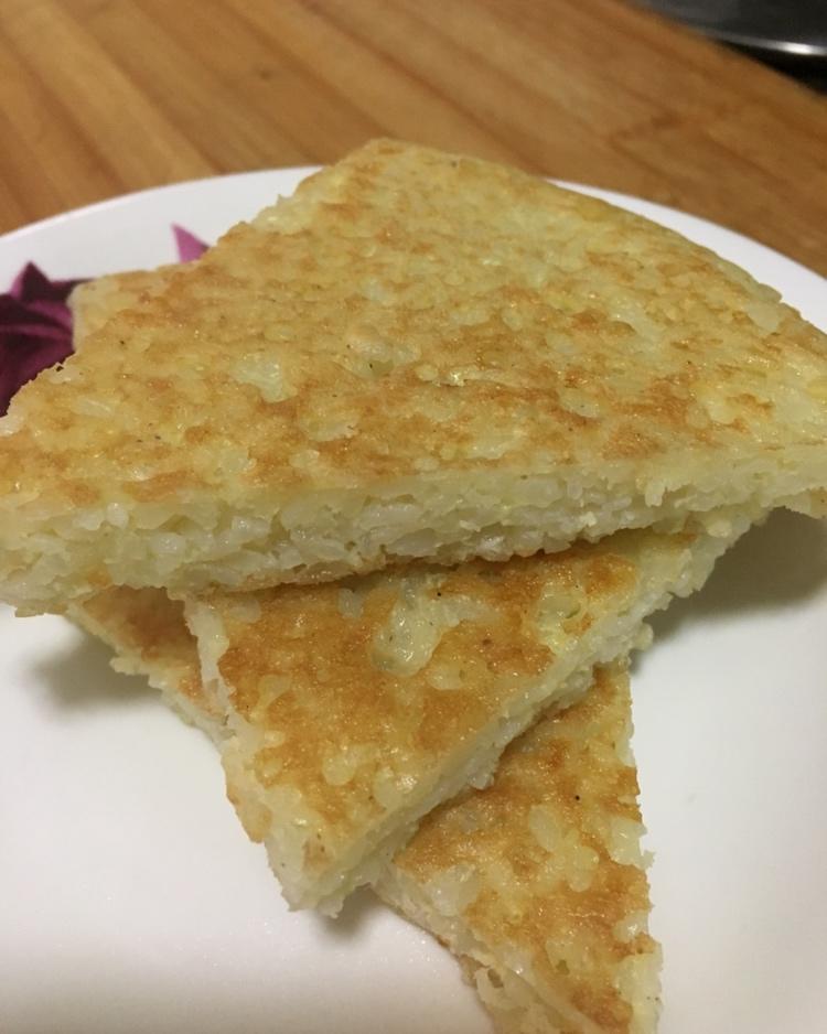 米饭蛋饼（剩米饭煎蛋饼）