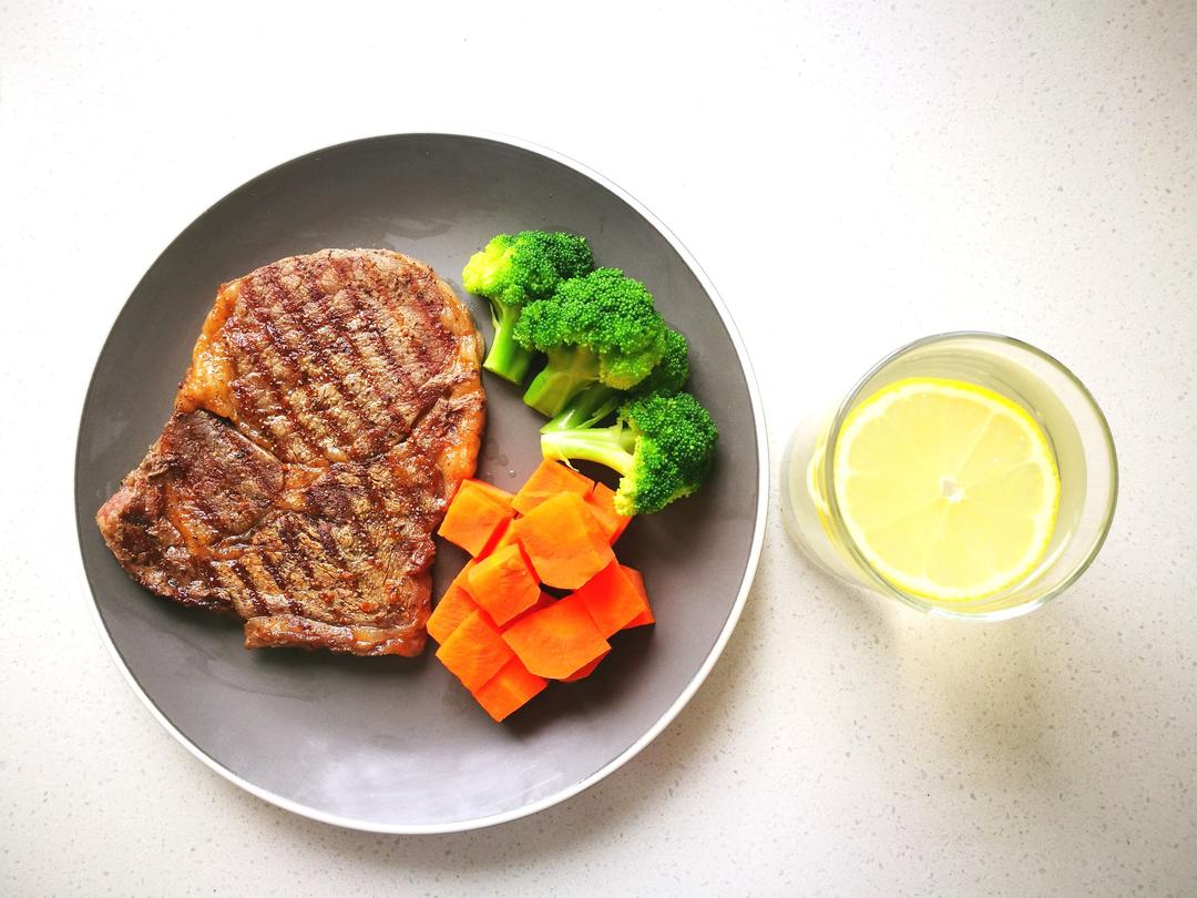 四分钟煎好一块鲜嫩多汁的牛排