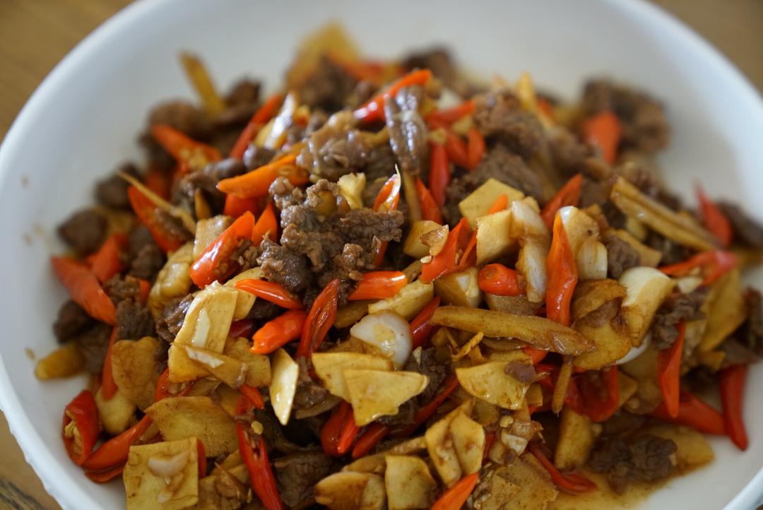 冬笋炒牛肉。的做法