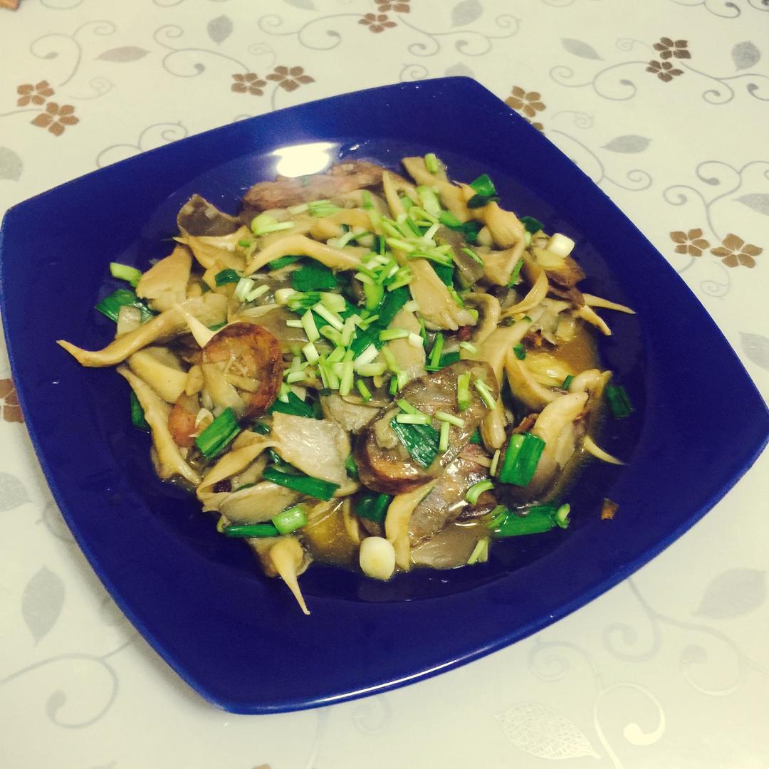 蒜苗干肠炒蘑菇的做法
