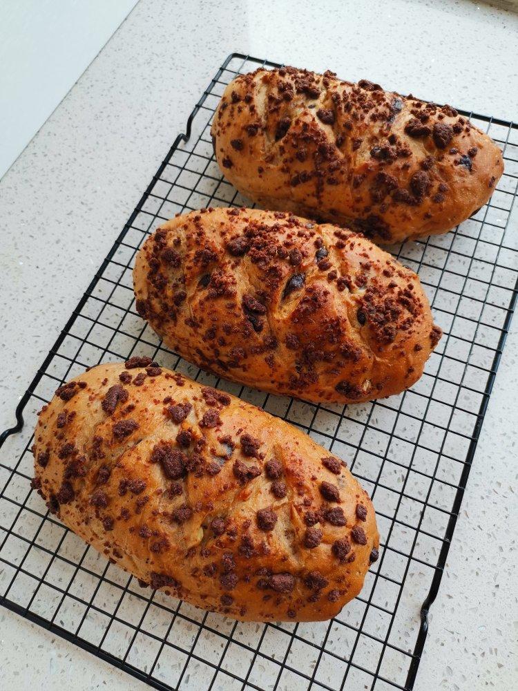 黑旋风（仿原麦山丘）Coffee flavored bread filled with chocolate chips,pine