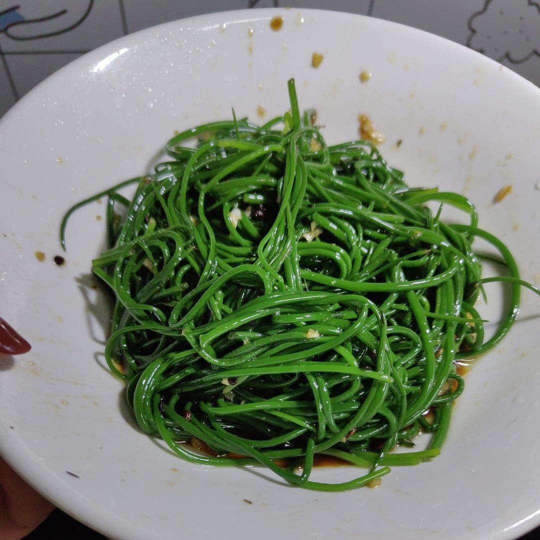 绿脆绿脆的凉拌沙葱