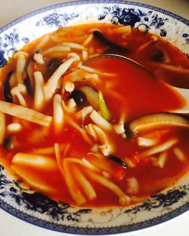 烘培木子做的秋日暖汤——番茄菌菇汤
