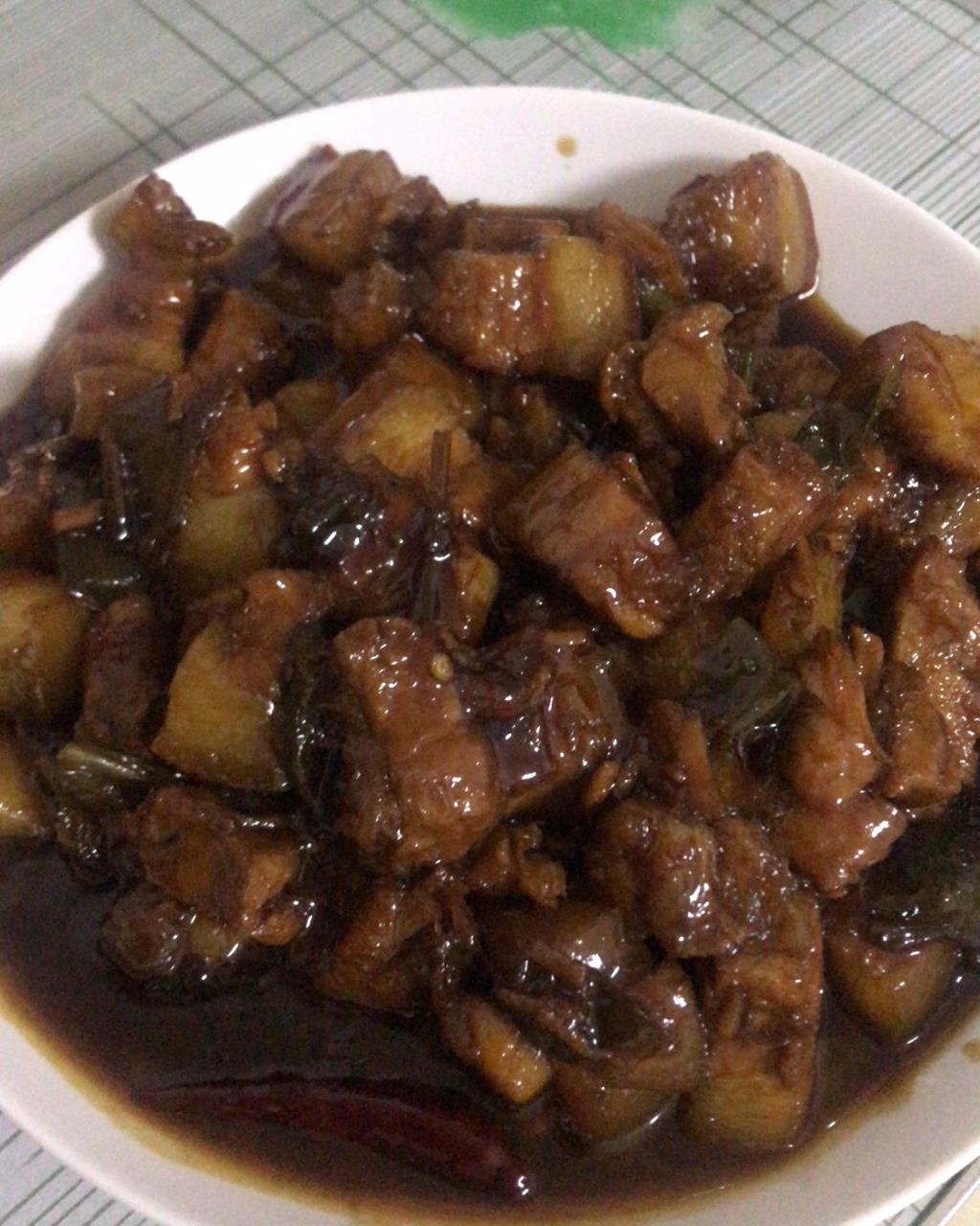 吃着碗里望着锅里的红烧肉