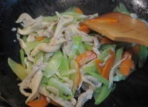 莴苣炒平菇的做法 步骤6