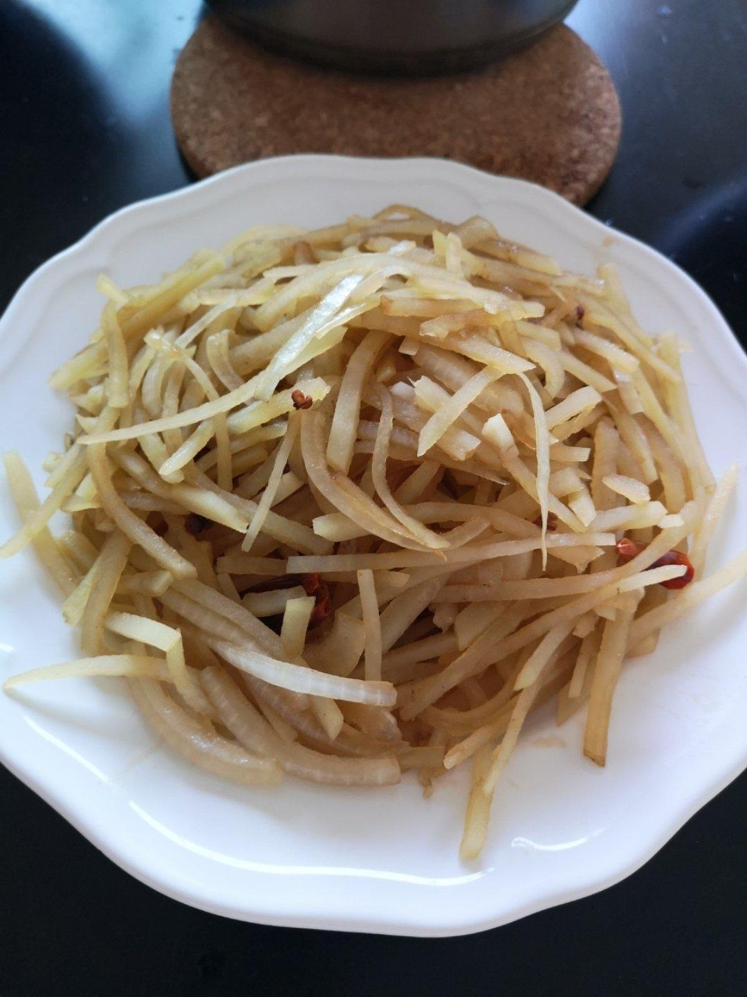 厨师长教你：“炝炒土豆丝”的家常做法，口感爽脆