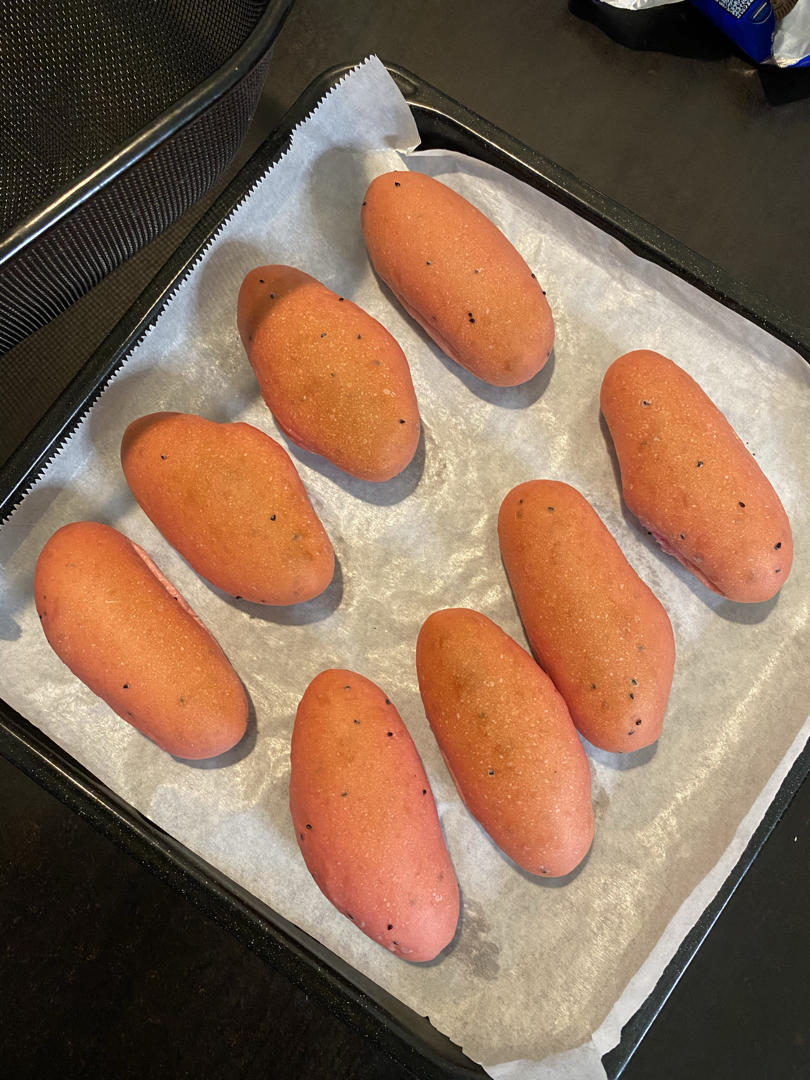 火龙果奶油草莓面包