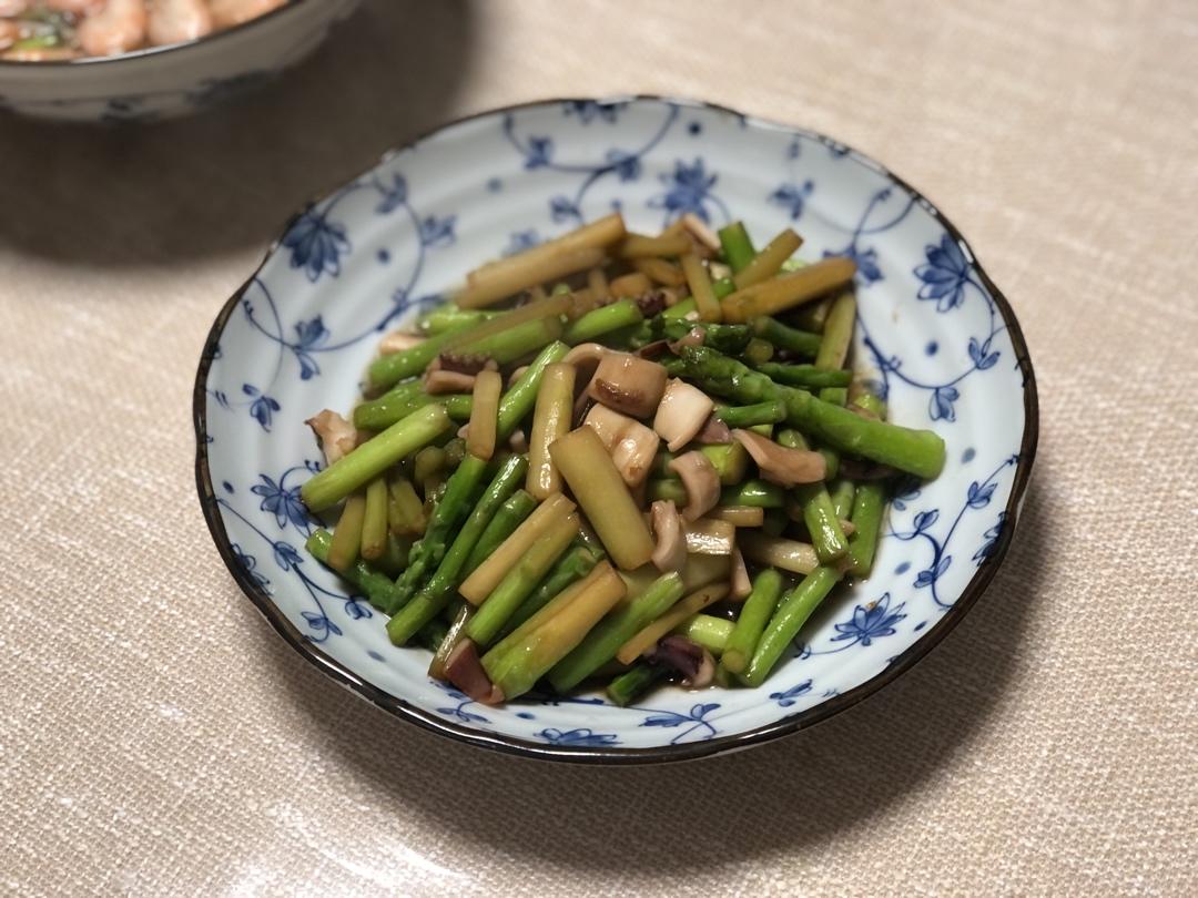 小鱿鱼炒蒜了个蒜苔
