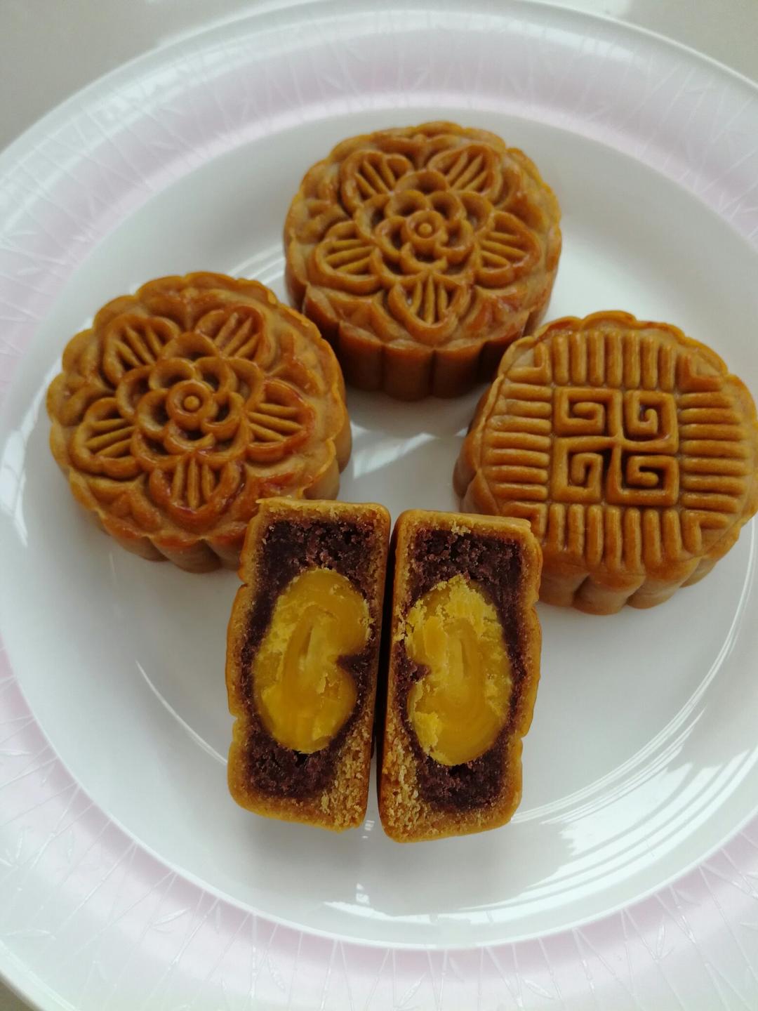 一半清欢做的广式月饼--蛋黄豆沙月饼