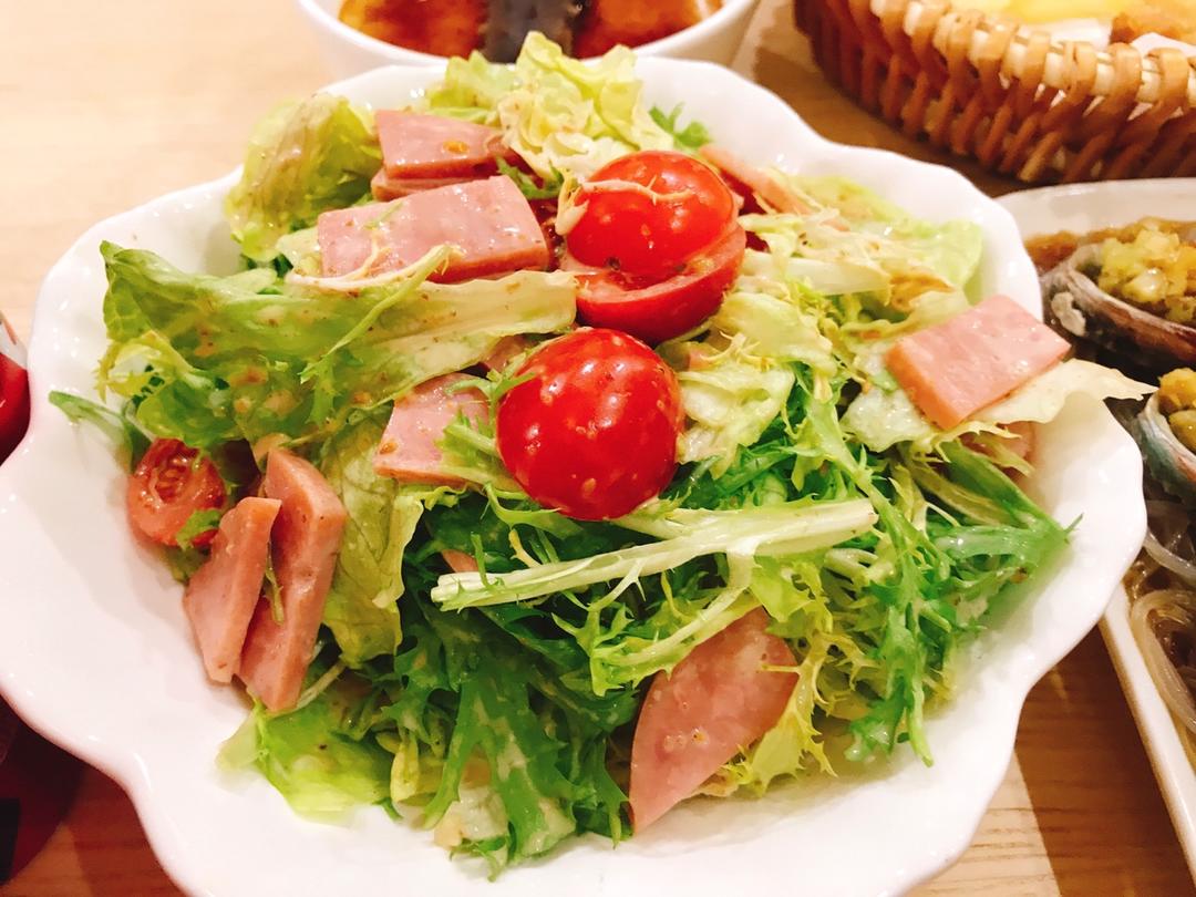 想当厨子的李苗条做的蔬菜火腿沙拉