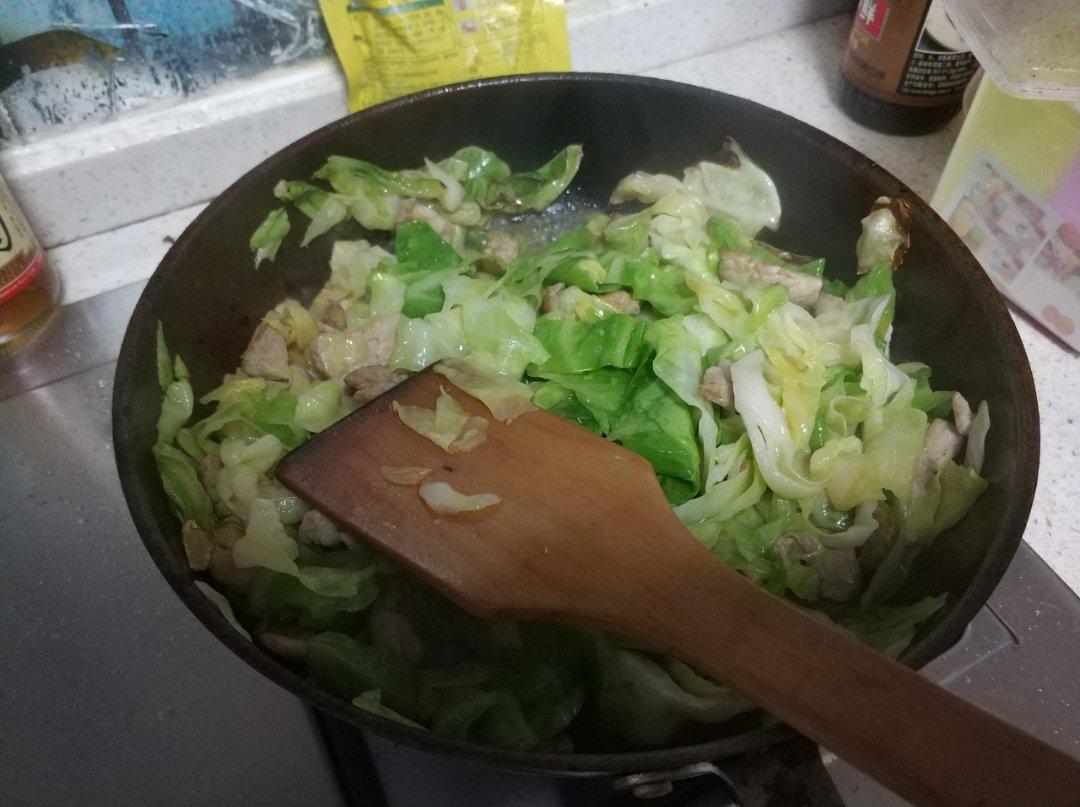 手撕包菜炒素肠五花肉