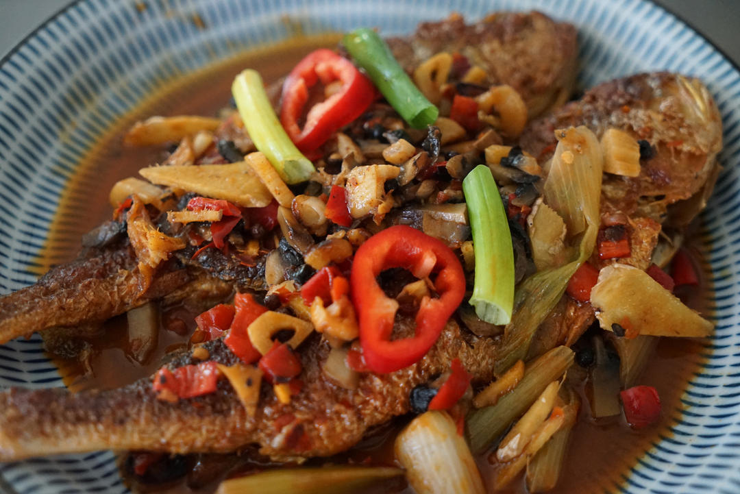厨师长教你：“干烧鲤鱼”的家常做法，汤汁郁浓，肉嫩软糯
