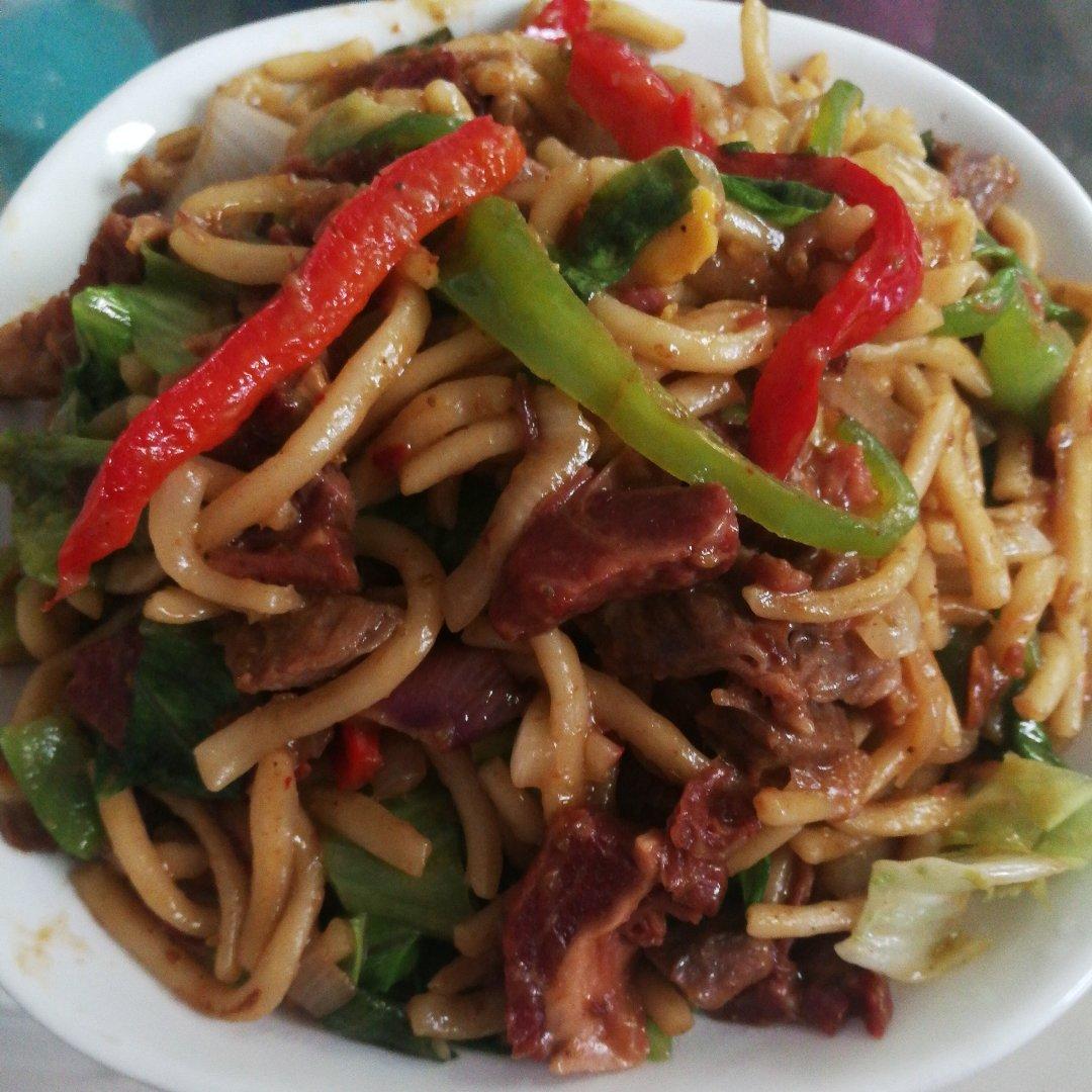 孜然牛肉炒拉条 家常面条百吃不厌的美味做法
