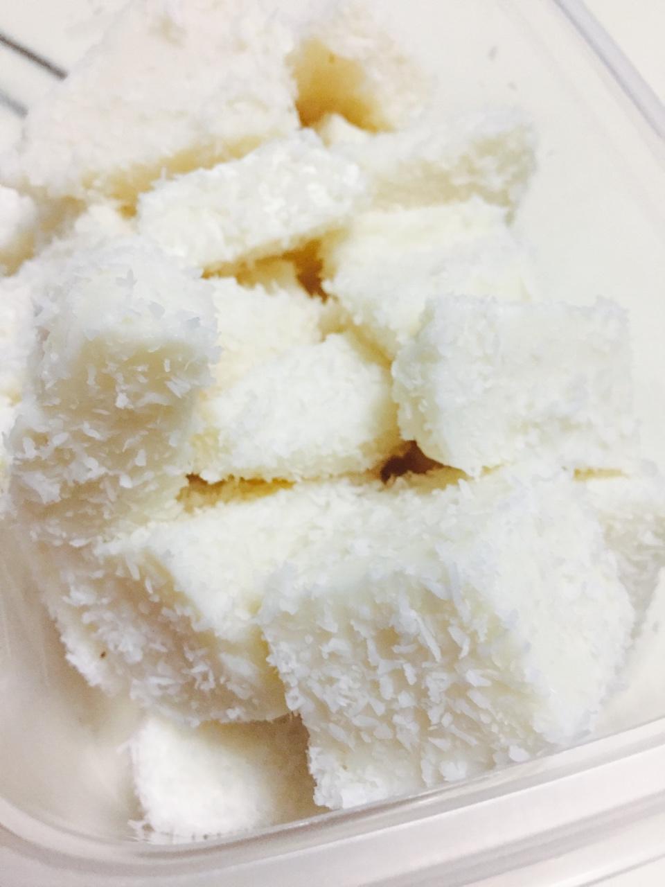 玉米淀粉,全脂奶粉,白砂糖【或糖粉】,牛奶,椰蓉