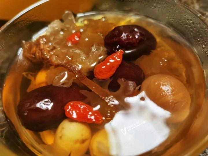 秋食白食 来一碗银耳莲子羹吧