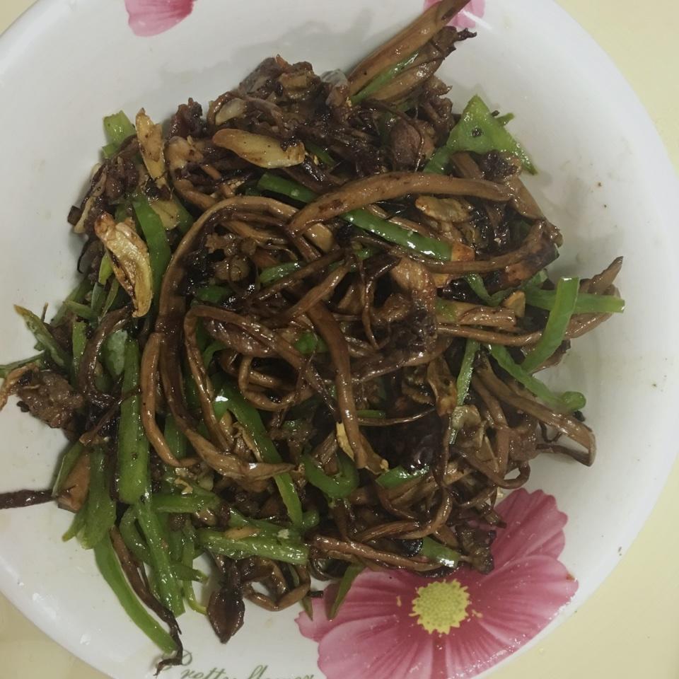 五花肉干锅茶树菇