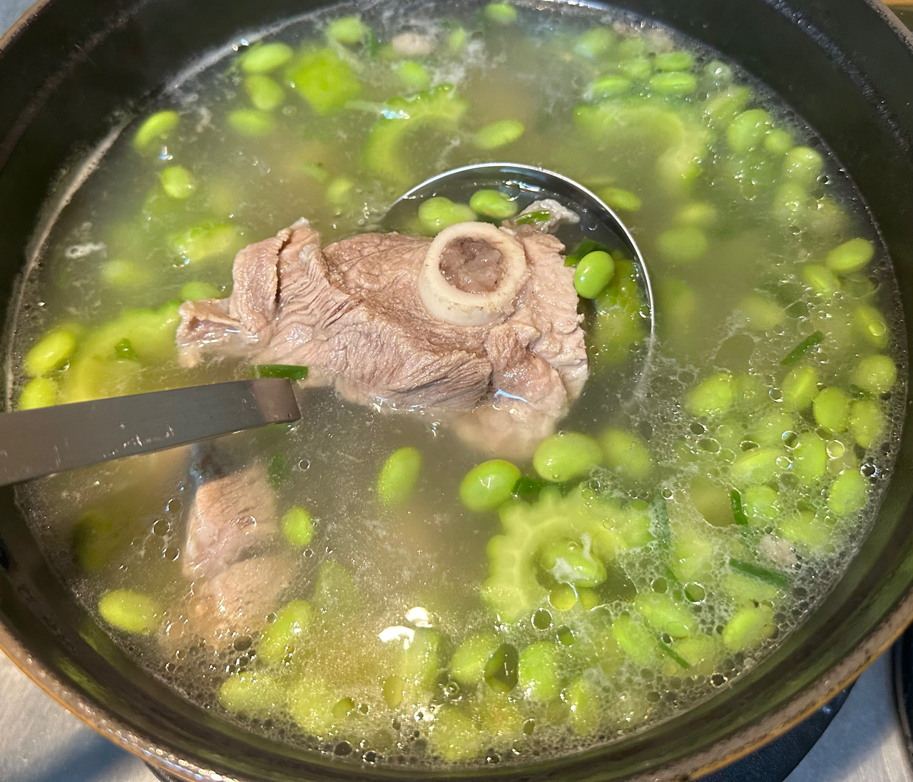 炎炎夏日快手降暑营养好汤：筒子骨苦瓜毛豆汤的做法