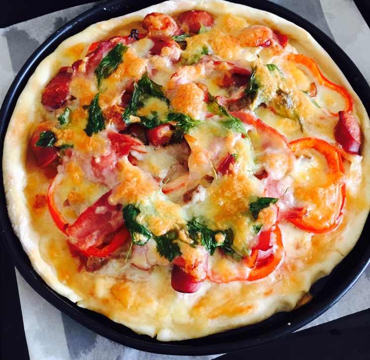 大美妞爱足球做的鲜虾培根薄披萨—海氏烤箱定制