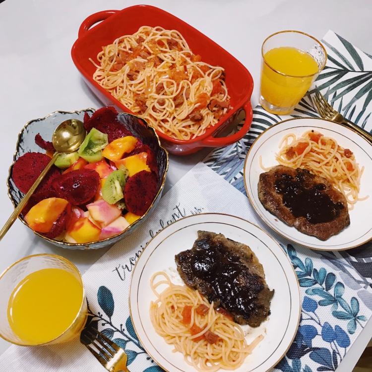 【黑椒牛排×番茄肉酱意面】